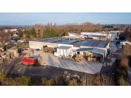 entrepôt, bureaux et espaces extérieurs + panneaux solaires