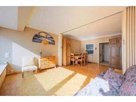 un studio à rafraîchir, à distance de marche de la plage