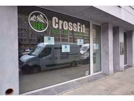 av. louise - superbe rez commercial dans immeuble neuf