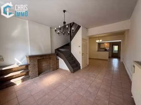 maison en bon état général offrant 2 chambres et jardin