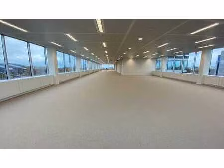 1.069 m² de bureaux high-tech avec une visibilité unique ...