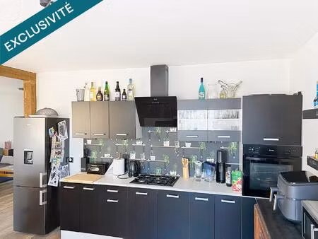 maison avec cuisine équipée , salon et salle a manger ,chauffage au bois et fuel