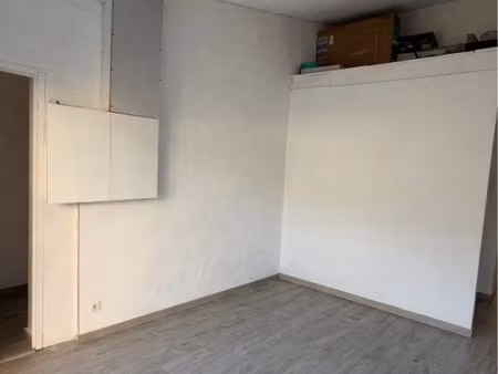 local professionnel à sous-louer – idéal salon de coiffure / tatoueur ou autre activité