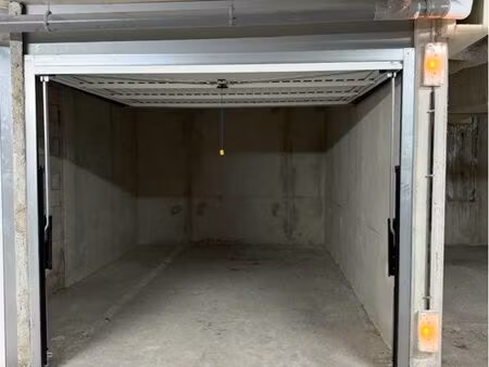 garage box fermé location antibes