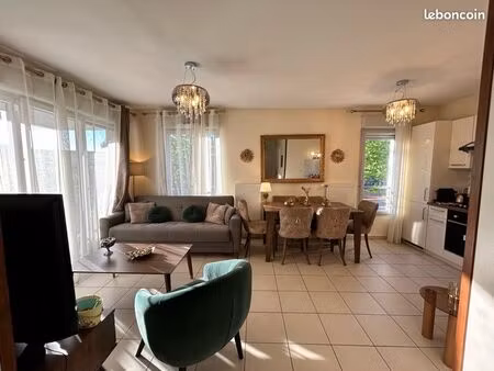 beau t2 lumineux 43 m² – cuisine neuve – sdb carrelé – balcon sur la rue principal et proc