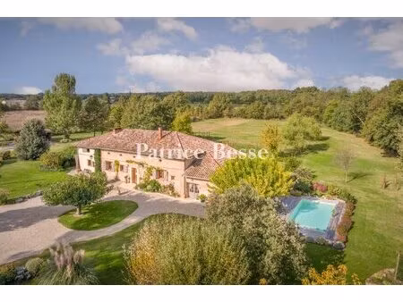 en région occitanie, entre toulouse et montauban, le long du tarn, une ferme du 19e s. et.