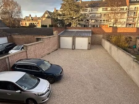 place de stationnement extérieure dans cour privée close