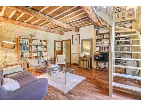 le charme d'une maison de village en pierre avec extérieurs