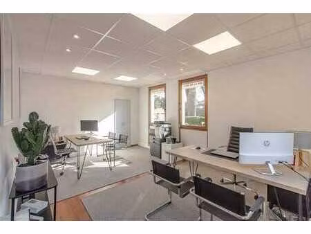 centre - bureaux 70m² + cave + salles communes + parkings 2v