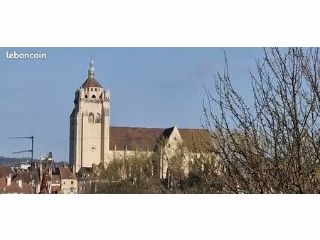 propriete de caractere avec pierres apparentes