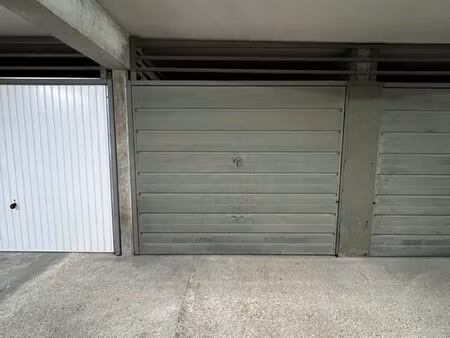 garage fermé accès sécurisé proche centre
