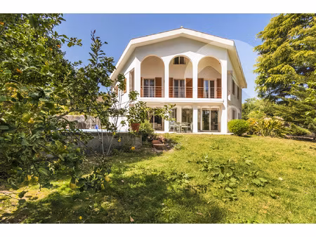 villa rénovée au charme atypique de 233 m2 sur 1460 m2 de te