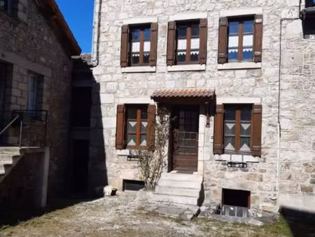 maison de bourg avec cour et dépendances