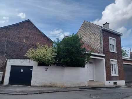 maison 3 façades avec cour arborée et garage