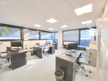 bureau privatif équipé, jusqu'à 8 postes de travail (pas d'engagement de durée)