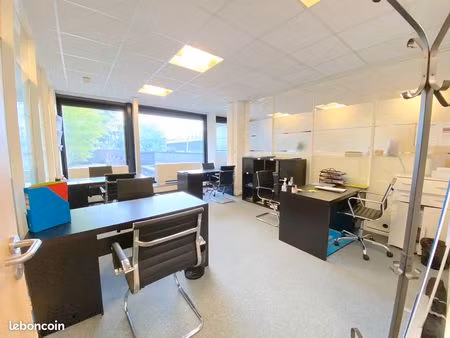 bureau privatif équipé, jusqu'à 5 postes de travail (pas d'engagement de durée)