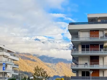 appartement lumineux avec balcon et stationnement dans le quart