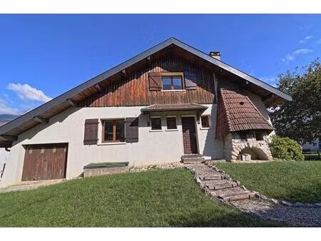 maison indépendante avec 3 chambres, terrasse, garages et jardin