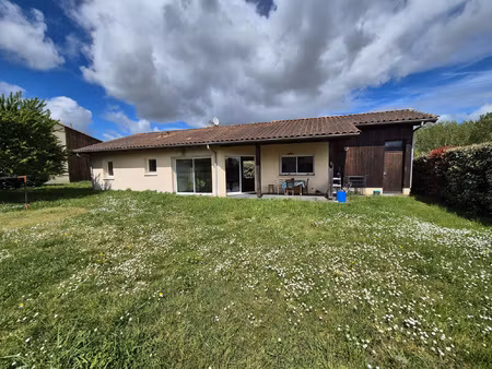 maison de plain-pied de 100 m2, 3 chambres, garage et jardin