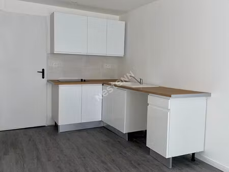 studio saint amour en rez-de-chaussée toutes commodités accessibles à pied