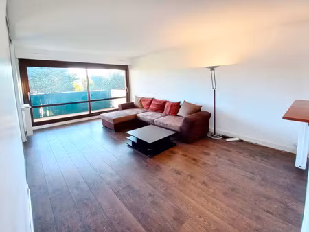 beau 2 pieces meublé avec balcon - parking - cave dans une r