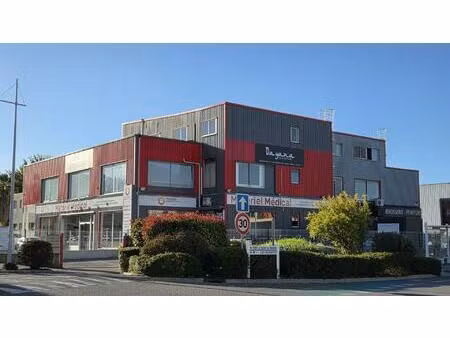 murs commerciaux libres avec rampe véhicules, parking commun et visibilité maximale. idéal