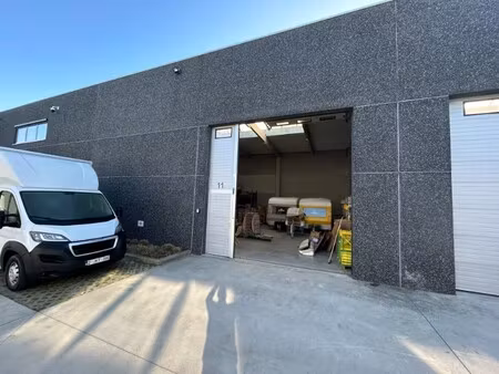 recente kmo-unit (±187 m²) met 2 parkeerplaatsen – uitstekende ligging nabij e40