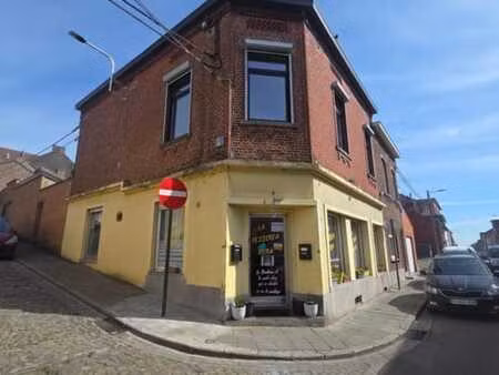 un immeuble avec commerce et appartement et deux garages