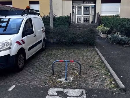 place de parking 14m2 entrée sécurisée