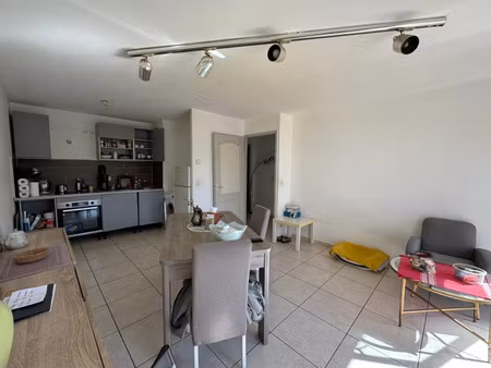 f2 1er étage avec ascenseur+ parking privatif