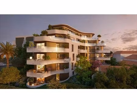 appartement avec terrasse, dans un écrin de verdure, à deux pas de la plage et du centre..