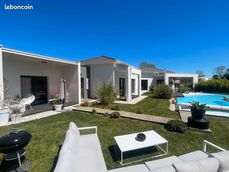 villa d architecte recente avec piscine