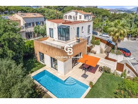 villa contemporaine avec piscine et vue mer