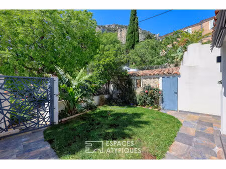 cocon contemporain au coeur d'un hameau historique