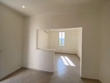 type 3 + terrasse notre-dame-limite 13015