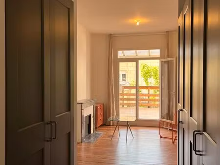 t4 meublé rénové 3 chambres + terrasse 16m² – chartrons – dpe b