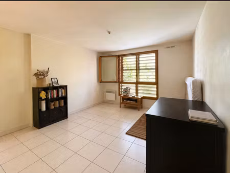 a vendre- grand studio avec locataire en place- marseille sa