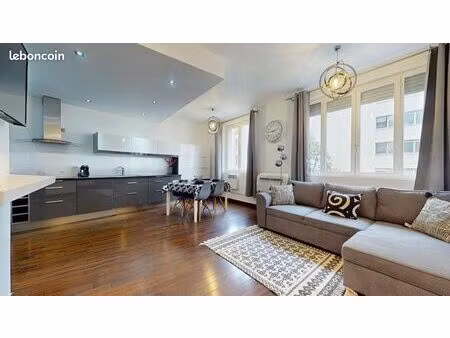 appartement en plein gratte ciel