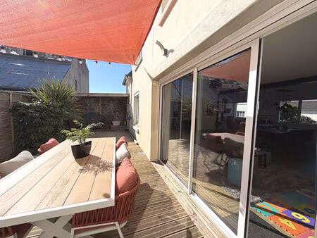 maison de ville rénovée avec terrasse et garage