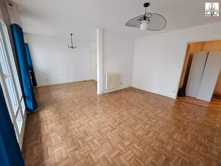 grand t2 avec balcon, cave et cellier