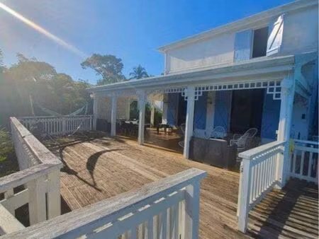 chambre de couple dans une villa à pliane