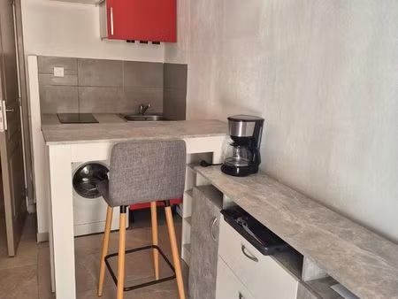 loue à l'année studio meublé avec cour