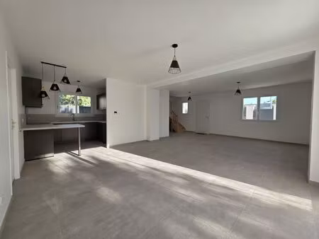 très belle maiosn neuve avec 4 garages