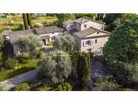 belle villa en pierre au cœur d'un jardin provencal