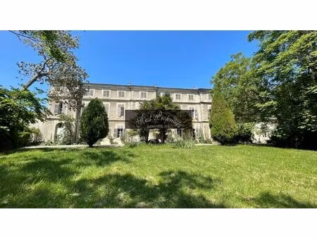 château xix ème au bord du canal.