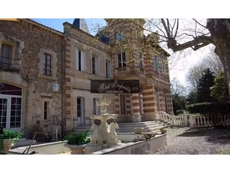 à 10 mn des plages superbe château 1000 m2 terrain 4,5 hectares.
