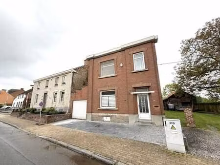 maison (320 m²) (3ch + greniers aménageables) + 2 garages