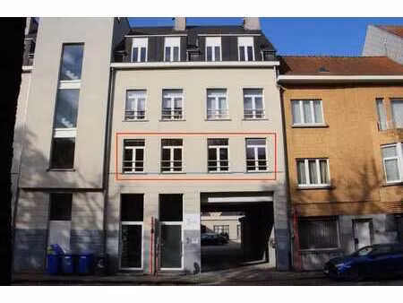 appartement met 2 slaapkamers, terras en autostaanplaats