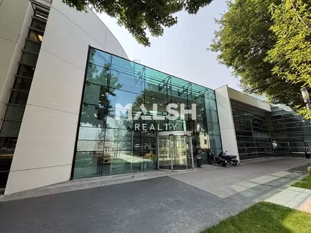 location local professionnel 192m²