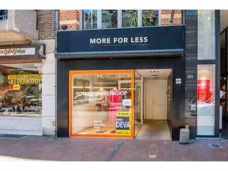 magasin avec un emplacement top dans la principale rue comme